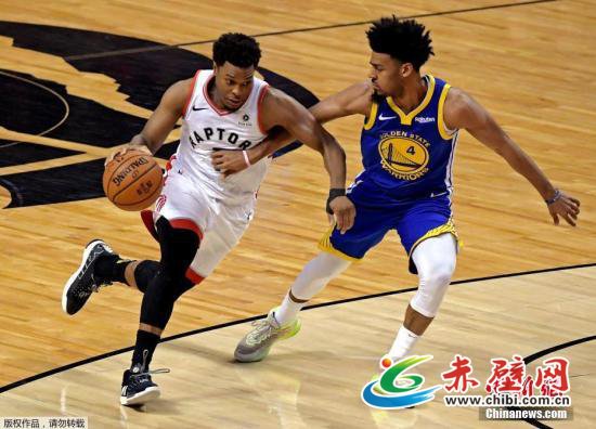 资料图:北京时间6月3日,NBA总决赛第二场开打,金州勇士在客场以109:104击败多伦多猛龙,图为猛龙后卫洛瑞持球进攻。 资料图:北京时间6月3日,NBA总决赛第二场开打,金州勇士在客场以109:104击败多伦多猛龙,图为猛龙后卫洛瑞持球进攻。