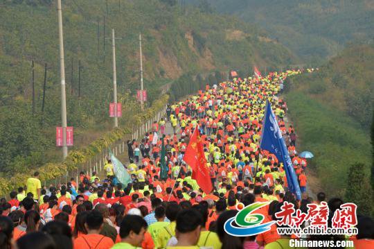 资料图:孙福明、史冬鹏、郭丹丹等十余位奥运冠军、世界冠军与万名参加2017第二届中国迁安国际万人徒步大会。 陈儒 摄 资料图:孙福明、史冬鹏、郭丹丹等十余位奥运冠军、世界冠军与万名参加2017第二届中国迁安国际万人徒步大会。 陈儒 摄