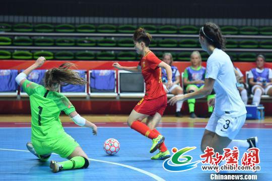 图为中国女子五人制国家队8:3战胜新西兰女子五人制国家队取得首胜。 张浪 摄 图为中国女子五人制国家队8:3战胜新西兰女子五人制国家队取得首胜。 张浪 摄