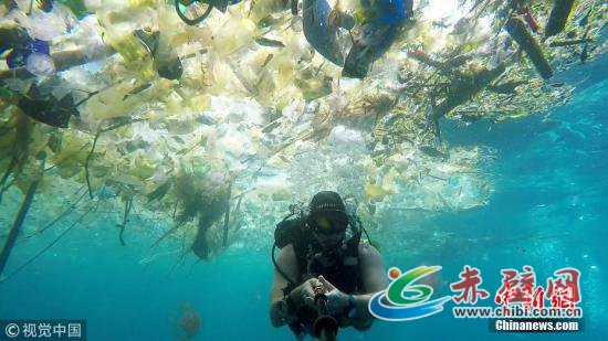 资料图:海洋中漂浮着大量塑料垃圾:瓶子、袋子、杯子、桶、吸管等等,鱼类及其他海洋生物都避之而不及。 图片来源:视觉中国 资料图:海洋中漂浮着大量塑料垃圾:瓶子、袋子、杯子、桶、吸管等等,鱼类及其他海洋生物都避之而不及。 图片来源:视觉中国