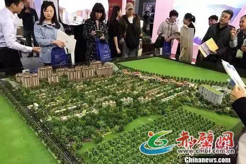 资料图:民众在房展会上的某楼盘展台咨询。 程春雨 摄 资料图:民众在房展会上的某楼盘展台咨询。 程春雨 摄