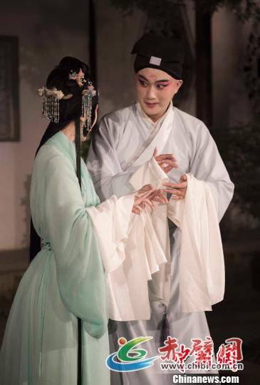 在苏州沧浪亭——沈复与芸娘爱情故事的发生地,游客们“追随”这对“神仙眷侣”夜间游园,爬山走庭,沉浸式实地体验园林版的《浮生六记》。 王腾飞洋 摄 在苏州沧浪亭——沈复与芸娘爱情故事的发生地,游客们“追随”这对“神仙眷侣”夜间游园,爬山走庭,沉浸式实地体验园林版的《浮生六记》。 王腾飞洋 摄