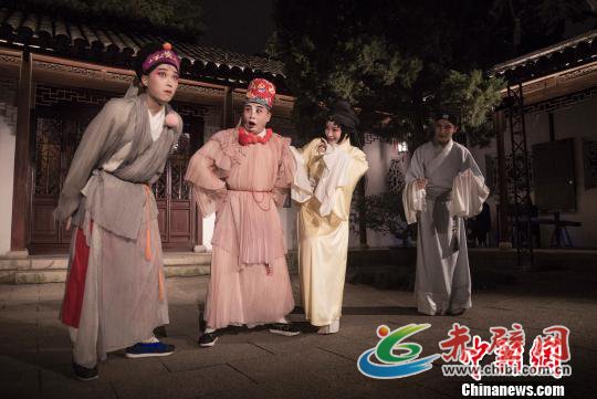 在苏州沧浪亭——沈复与芸娘爱情故事的发生地,游客们“追随”这对“神仙眷侣”夜间游园,爬山走庭,沉浸式实地体验园林版的《浮生六记》。 王腾飞洋 摄 在苏州沧浪亭——沈复与芸娘爱情故事的发生地,游客们“追随”这对“神仙眷侣”夜间游园,爬山走庭,沉浸式实地体验园林版的《浮生六记》。 王腾飞洋 摄