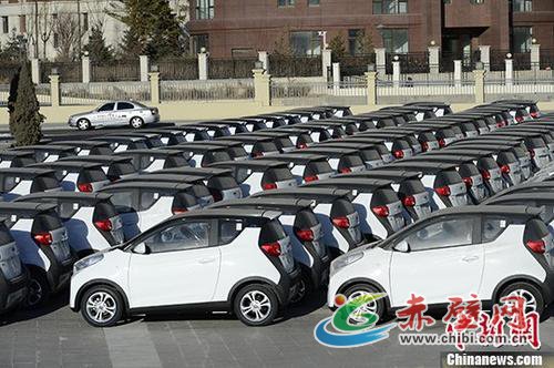 资料图:集中停放的电动汽车。
记者 刘文华 摄 资料图:集中停放的电动汽车。
记者 刘文华 摄