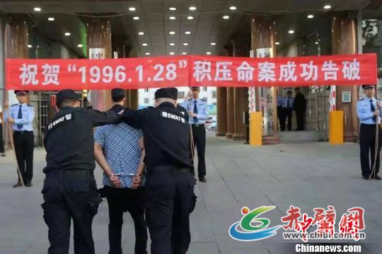 图为犯罪嫌疑人被押解回通辽 。警方供图 图为犯罪嫌疑人被押解回通辽 。警方供图