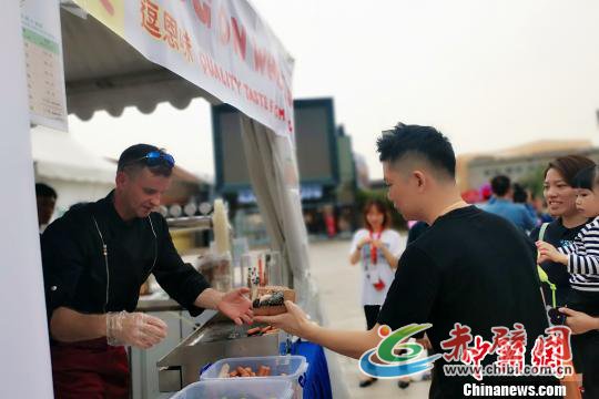 波兰美食吸引饕餮客。 沈佳辉 摄 波兰美食吸引饕餮客。 沈佳辉 摄