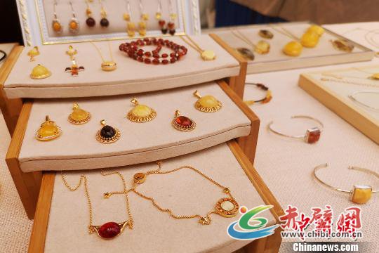 波兰琥珀、蜜蜡流光溢彩。 沈佳辉 摄 波兰琥珀、蜜蜡流光溢彩。 沈佳辉 摄
