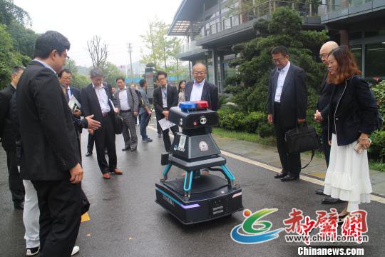 图为代表团在贵州万为机器人参观。 冷桂玉 摄 图为代表团在贵州万为机器人参观。 冷桂玉 摄