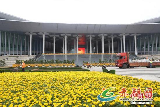 资料图:国际会展中心(上海)各项准备工作进入紧锣密鼓的冲刺阶段。张亨伟 摄 资料图:国际会展中心(上海)各项准备工作进入紧锣密鼓的冲刺阶段。张亨伟 摄